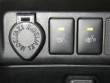 【シートヒーター搭載】シートを温めてくれる暖房機器です!長時間座っていると負担が掛かりやすい背中や腰、または冬場の寒い日に冷えやすい脚部に快適なぬくもりを♪