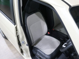 程よい硬さとホールド性が高いシートで長時間運転も快適です。