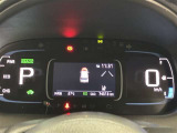 一目で今出ている速度が分かるデジタルメーターを採用しており、うっかりのスピード超過も減りますよ