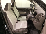 女性でも運転がしやすいように、シートの高さ調整機能(シートリフター)がついています。運転席と助手席の間が空いている為、助手席側への移動がスムーズです。交通量の多い道でも助手席側から乗り降りができます。