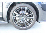 タイヤサイズは245/40R18 純正アルミホイール装着です!