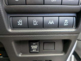 両側電動サッシュスライドドアの開閉スイッチや、車両接近通報装置・先進安全機能のON/OFFスイッチ。運転席からスムーズに後席ドアのコントロールが可能です。