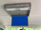 【フリップダウンモニター】大画面モニターで後席でもエンタメをお楽しみいただけます。小さなお子様にも大人気の装備です♪
