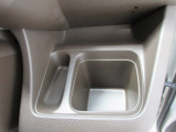 運転席右側の手の届きやすい位置にもドリンクホルダーがあります。