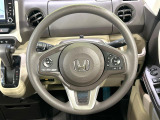 インテリアに合わせたデザインのステアリングは、運転される方のことも考え、運転しやすい形状、大きさです。是非一度、実際に触ってお確かめください。