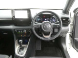 運転席からの視界はこんな感じです☆お気軽にご来店いただき、実際に座って是非お確かめください。ドライバーに寄り添う快適な操作フィールをもたらすステアリングです。