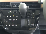 インパネシフトで足元すっきりひろびろ。ベンチシートで運転席助手席ウォークスルーも可能