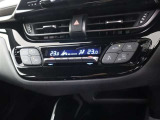 運転席側、助手席側それぞれで温度設定可能な「左右独立温度コントロール機能」付き【オートエアコン】です♪