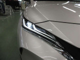 LEDの配光範囲を細やかに制御し、先行車や対向車に光が当たる部分だけを自動的に遮光するアダプティブハイビームシステム