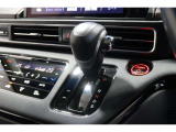 インパネシフトだから視線の移動も少なく足元もスッキリ♪運転席もゆったりしているのでゆとりを持ってドライブできますね!