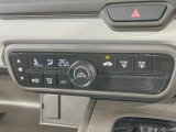 【オートエアコン】一度お好みの温度に設定すれば、車内の温度を検知し風量や温度を自動で調整。暑い&hellip;寒い&hellip;と何度もスイッチ操作をする必要はありません。快適な車内空間には必須の機能ですね♪