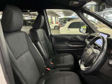 運転席の画像です。足元やシートまわりに余裕があり、リラックスした姿勢で運転が可能です。視界も良好で操作系へのアクセスもしやすく、快適で安心感のあるドライブをサポートします。