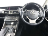 見通しのよいすっきりとした視界で、誰でも運転しやすいです。運転のしやすさは疲れにくさにも繋がりますよ♪