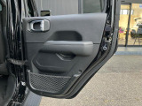 ご納車後も安心の認定中古車保証がございます。走行距離無制限で修理部品交換はもちろん、24時間365日対応による無料ロードサービスも付帯されます。