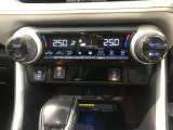 左右独立温度コントロールフルオートエアコンです。運転席、助手席それぞれで独立して温度設定ができます。冷え性の方が乗っても安心ですね♪