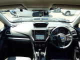 シンプルで機能的な運転席まわり。車お操作することを重視したインテリア。
