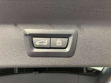 オートマチック・テールゲート・オペレーション  電動オープン、クローズ機能を備えたテールゲートはリモートコントロールキーのボタンの操作、テールゲートのボタンにより開閉が可能です。