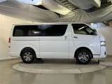 両側パワースライドドア付きだから、狭い駐車スペースなどでの 乗り降りラクラク!小さなお子さまのいるご家庭には嬉しい装備。
