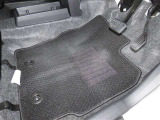 内装工程では、中古車を気持ちよくお乗りいただけるよう清掃しております。