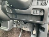 駐車ブレーキは足踏み式です