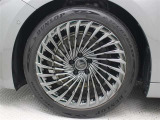 245/45ZR20タイヤ&20X8 1/2Jアルミホイール(ブラックスパッタリング塗装)が装着されています。