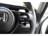 Hondaセンシングの機能のひとつ、アダプティブクルーズコントロール付!アクセルから足を離しても設定したスピードと前車との車間を保ち走行してくれます!車線維持もアシスト☆高速道路で疲労軽減ですね☆