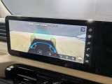 前方の障害物や進行方向の目安を示すガイド線付きフロント表示。前向き駐車や壁際への接近時、正確なアプローチをサポートします