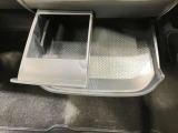 引き出し式のトレイとカップホルダーが付いているので便利です♪