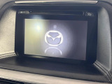 【マツダコネクト】車内の雰囲気にマッチした大型のディスプレイ。スマホ接続でのナビ使用やBluetooth再生等、様々な機能が楽しめます。直感的なダイヤル操作が可能で、使い勝手も良好です。