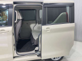 【両側オートスライドドア】子供を乗せたりするのにも隣のお車を気にせずストレスフリー★雨の日などはリモコンキーからドアの開閉ができとても便利な両側オートスライドドア★