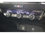 フルオートエアコンが装備されています!お好みの温度設定をするだけでエアコンの風量やモードの切り替えを自動でコントロールしてくれます!ユーザーの操作が少なく燃費走行にもつながります!