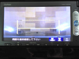 バックカメラの画像です。ガイドラインがスムースな車庫入れをサポートいたします。車庫入れの安心感がアップしますね。