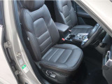 運転席シートです♪本革シート(ナッパレザー)採用♪触り心地の良いシートです♪