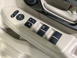 【電動格納ミラー】サイドミラーは電動格納式となっており、狭い駐車場でもキズがつくリスクを抑えられます。