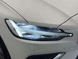 【LEDヘッドライト】悪天候や夜間走行時も良好な視界を確保し、安心して運転できる高輝度LEDヘッドライト!北欧神話に登場する「トールハンマー」をモチーフにした、一目でボルボとわかるデザインです。