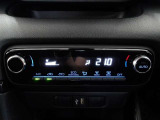 オートエアコンです。車内を設定温度に保ち、快適空間をキープします。