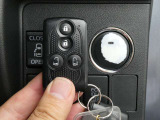 鍵にはスマートキーを搭載しております。ボタン操作1つで簡単にドアの施錠・解錠ができるので、車の乗り降りの際にもたつくことがありません!