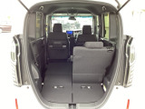 後席は分割可倒式で、用途に合わせてアレンジ可能。荷物の量や乗車人数に応じて柔軟に使える便利なシートです。