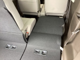 リアシートは簡単に倒すことができるので、ラゲッジルームも広がります。