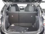 リヤシートのシートバックを倒せば、更に積載容量が広くなり、よりたくさんの荷物の収納長尺の荷物の収納が可能になります♪