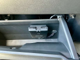グローブボックス内にETC車載器が装備されています