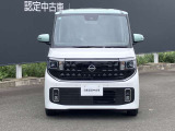 フロントガラスの上部には衝突軽減ブレーキの装置も付いており、より安全に運転を楽しんでいただくことができます。