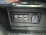 ●USB・AUX接続:お手持ちのミュージックプレーヤーを接続し、車内でお気に入りの音楽を気軽に楽しむことができます。
