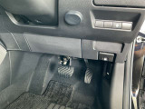 駐車ブレーキは指で操作する電動式です