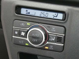 【オートエアコン】車内温度を感知して自動で温度調整をしてくれるのでいつでも快適な車内空間を創り上げます!どの席に座っても快適なドライブが楽しめます♪