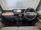 水平基調で広々とした開放感あふれるコックピット。大型液晶モニターと操作性に優れたレイアウトで快適なドライブをサポートします。
