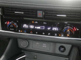 【オートエアコン】車内温度を感知して自動で温度調整をしてくれるのでいつでも快適な車内空間を創り上げます!どの席に座っても快適なドライブが楽しめます♪