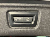 オートマチック・テールゲート・オペレーション  電動オープン、クローズ機能を備えたテールゲートはリモートコントロールキーのボタンの操作、テールゲートのボタンにより開閉が可能です。