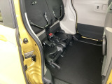 後席座面を跳ね上げれば、背の高い荷物やベビーカーなども立てたまま積み込める便利なスペースとして活用できます。