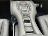 運転席・助手席共に陰にType-C充電が出来る充電ポートがついております。